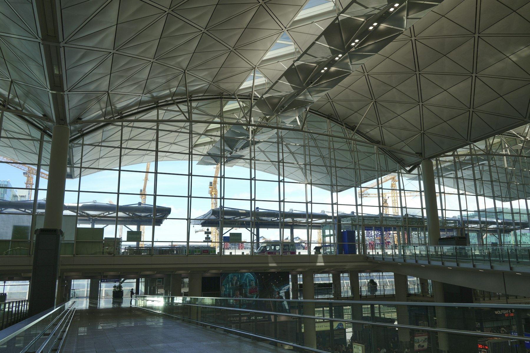 Hall vitré d’un terminal d’aéroport au départ d’un voyage