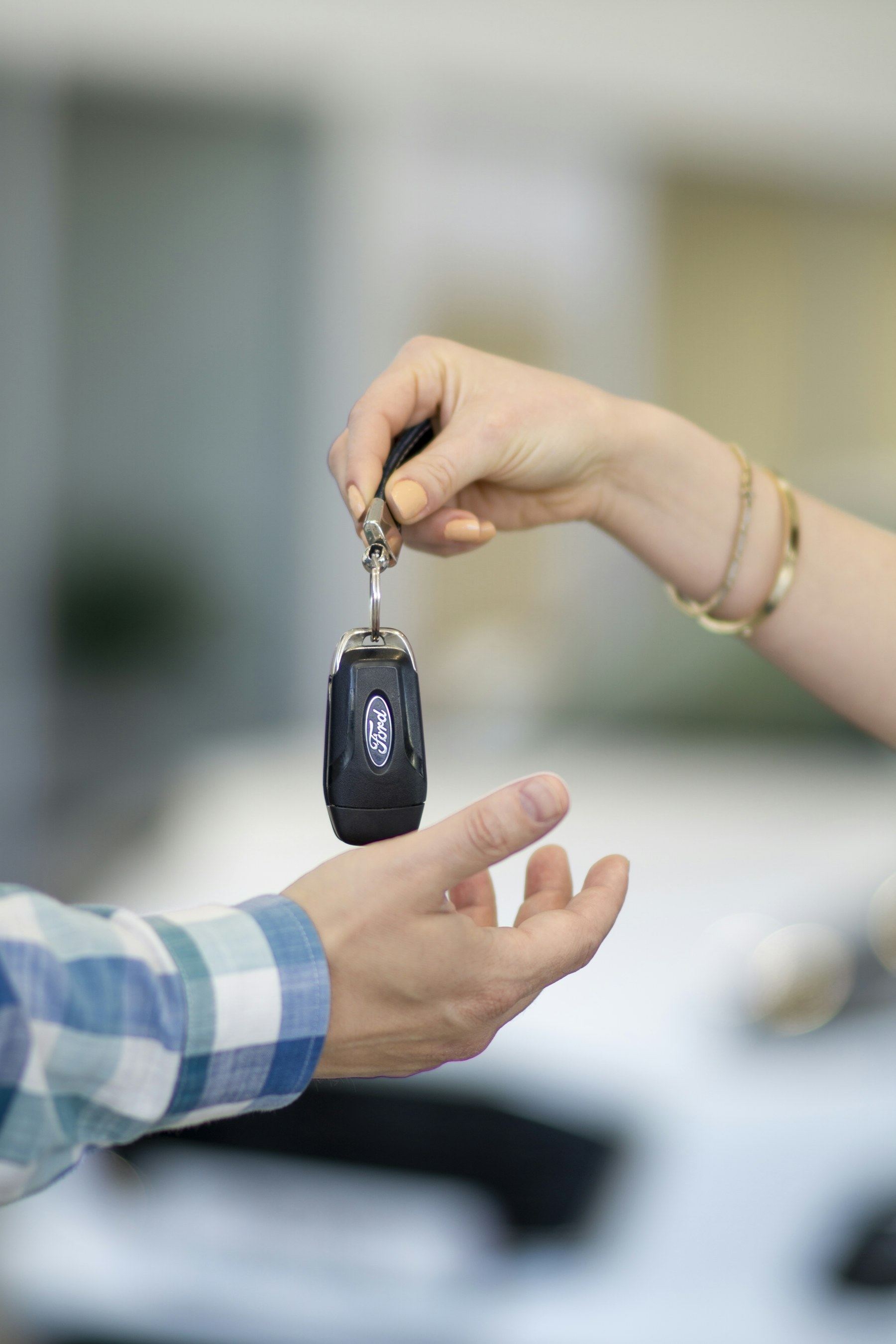 Une personne remet des clés de voiture à un client