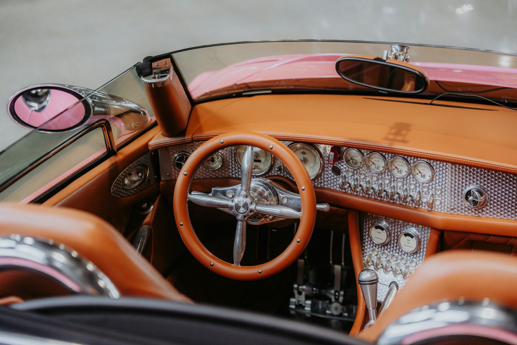 Volant et cuir d’une voiture classique, détail d’un habitacle soigné